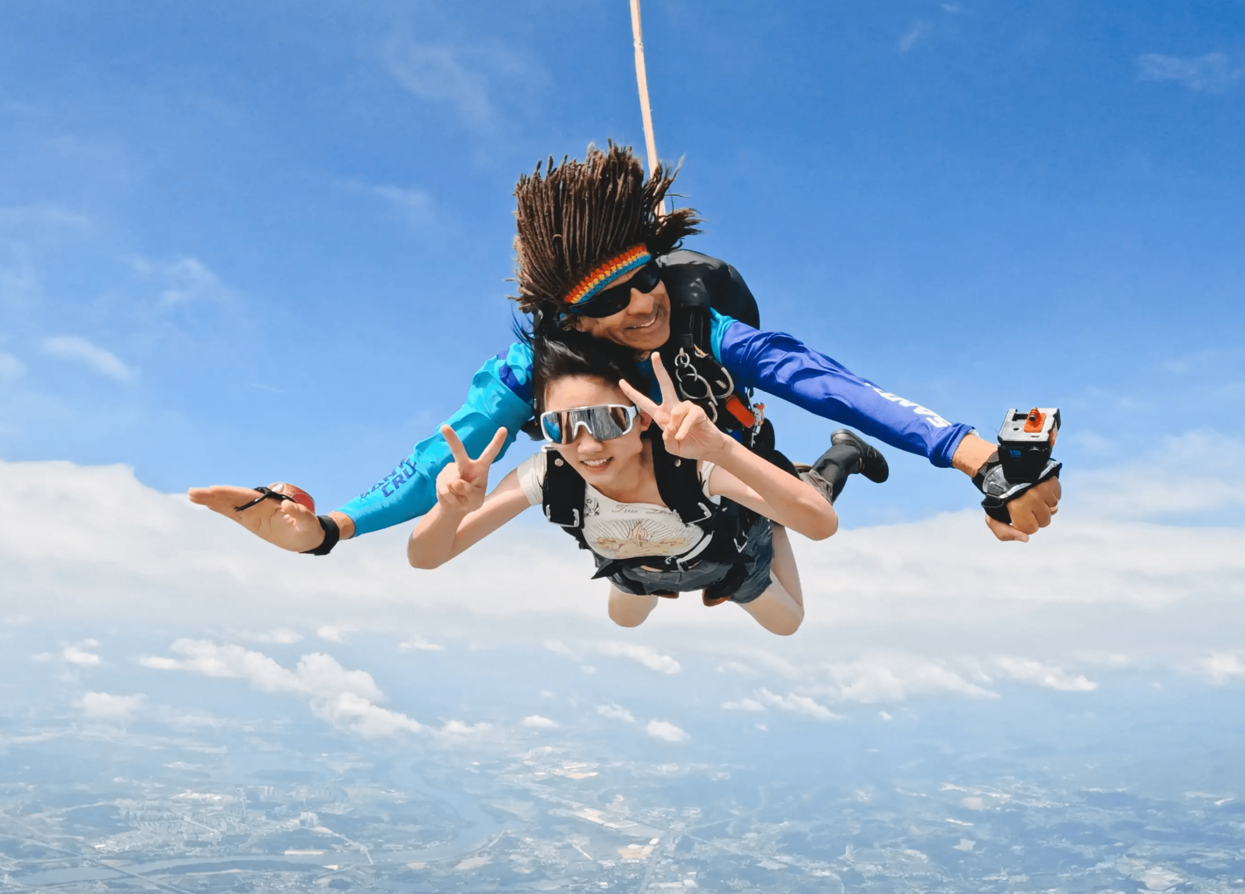 Image of a tandem parachute jump in the SUPER VIP JUMP package.