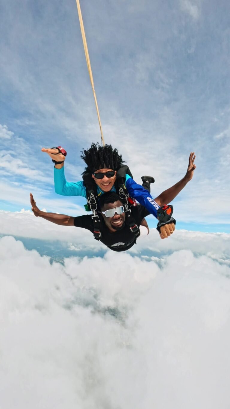 Image of a tandem parachute jump in the SUPER VIP JUMP package.