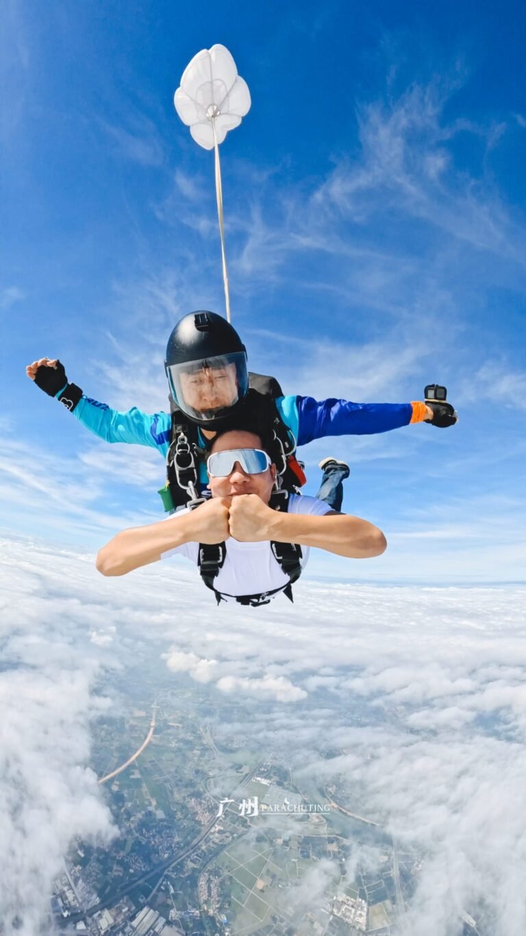 Image of a tandem parachute jump in the SUPER VIP JUMP package.