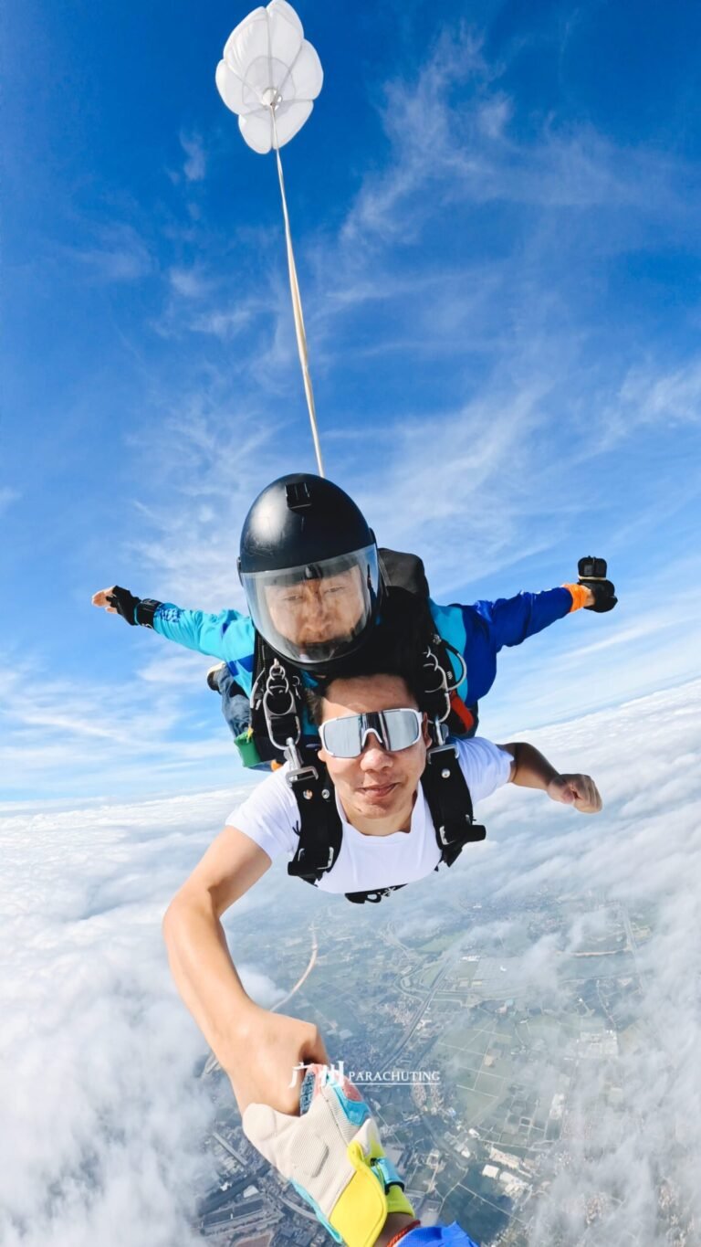 Image of a tandem parachute jump in the SUPER VIP JUMP package.