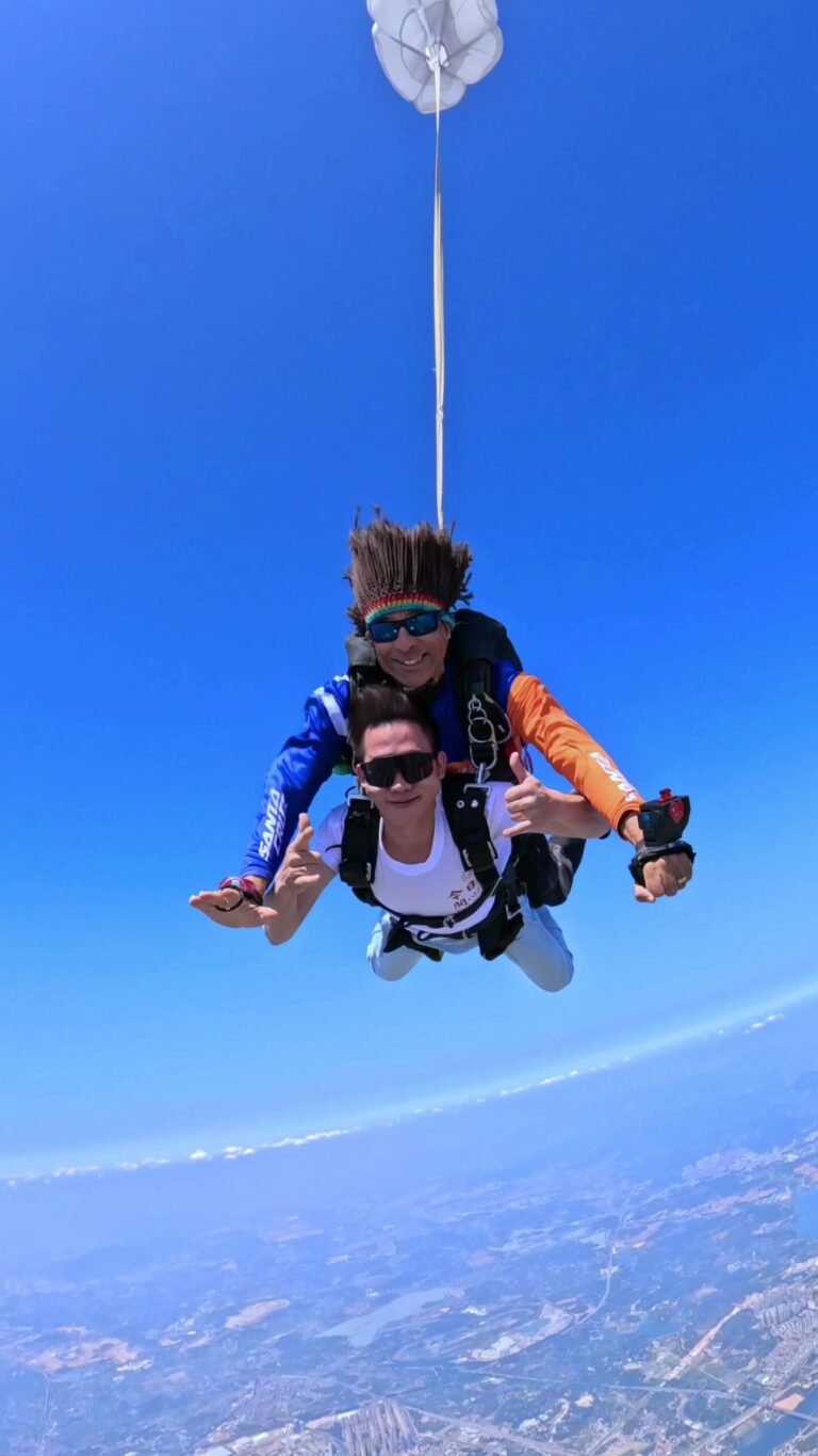 Image of a tandem parachute jump in the SUPER VIP JUMP package.