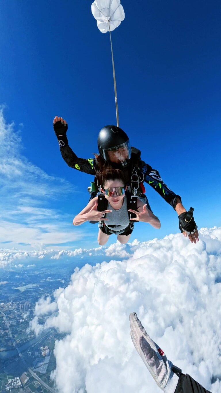 Image of a tandem parachute jump in the SUPER VIP JUMP package.