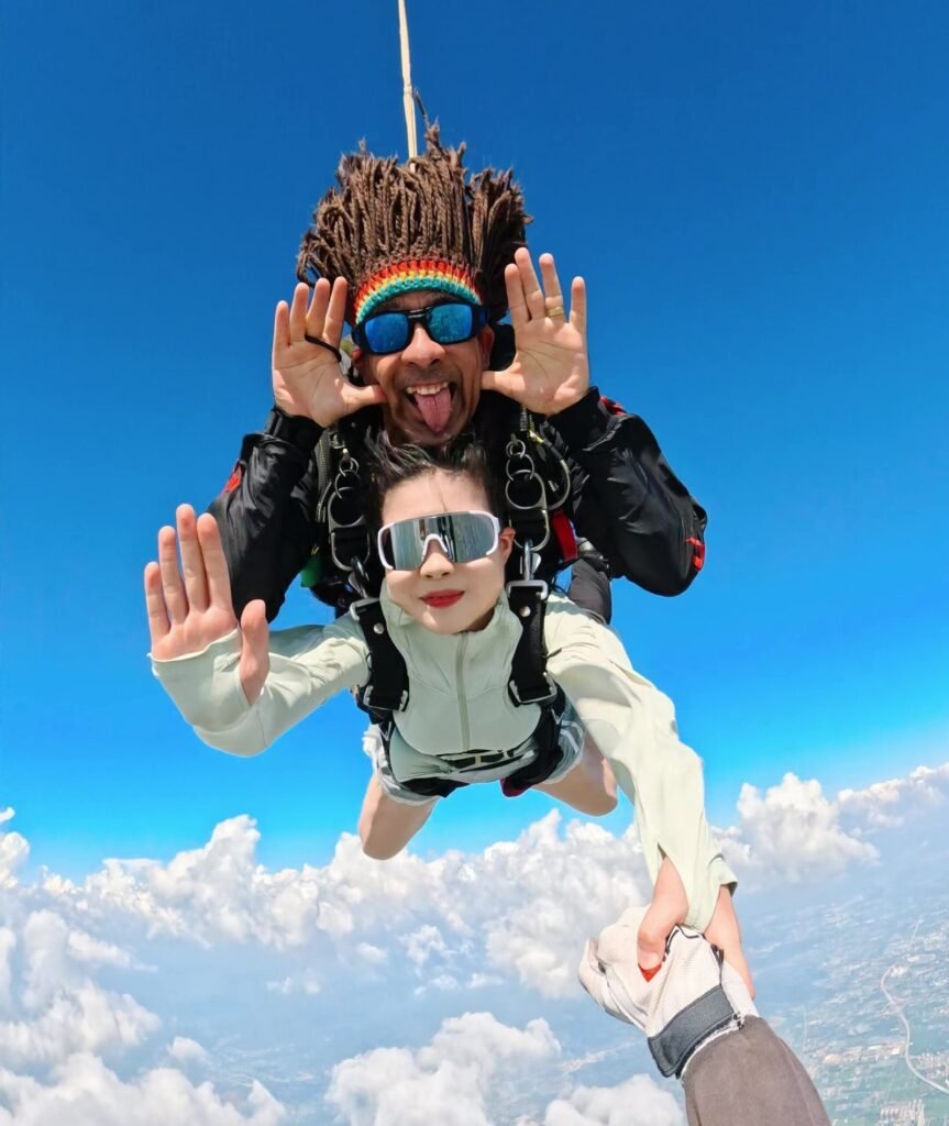 Image of a tandem parachute jump in the VIP JUMP package.