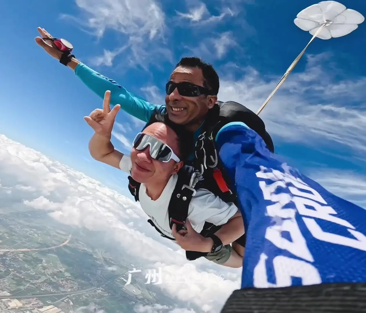 Image of a tandem parachute jump in the SELFIE JUMP package.
