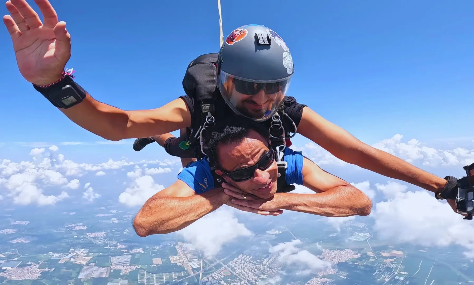Image of a tandem parachute jump in the SUPER VIP JUMP package.