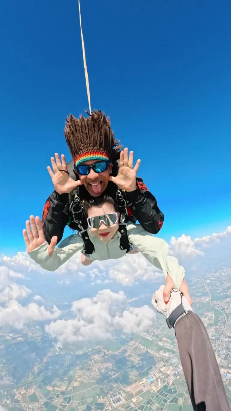 Image of a tandem parachute jump in the VIP JUMP package.