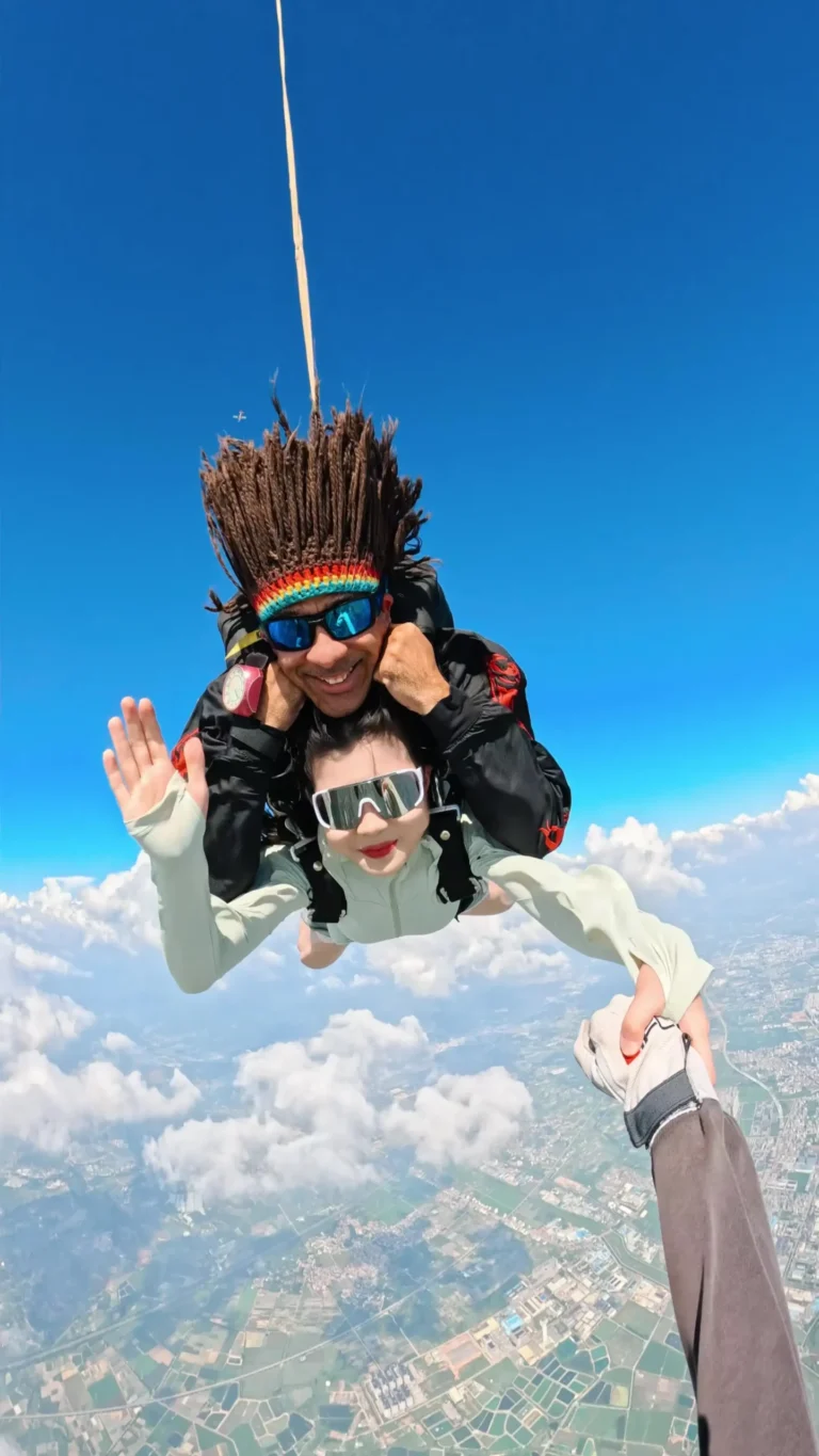 Image of a tandem parachute jump in the VIP JUMP package.