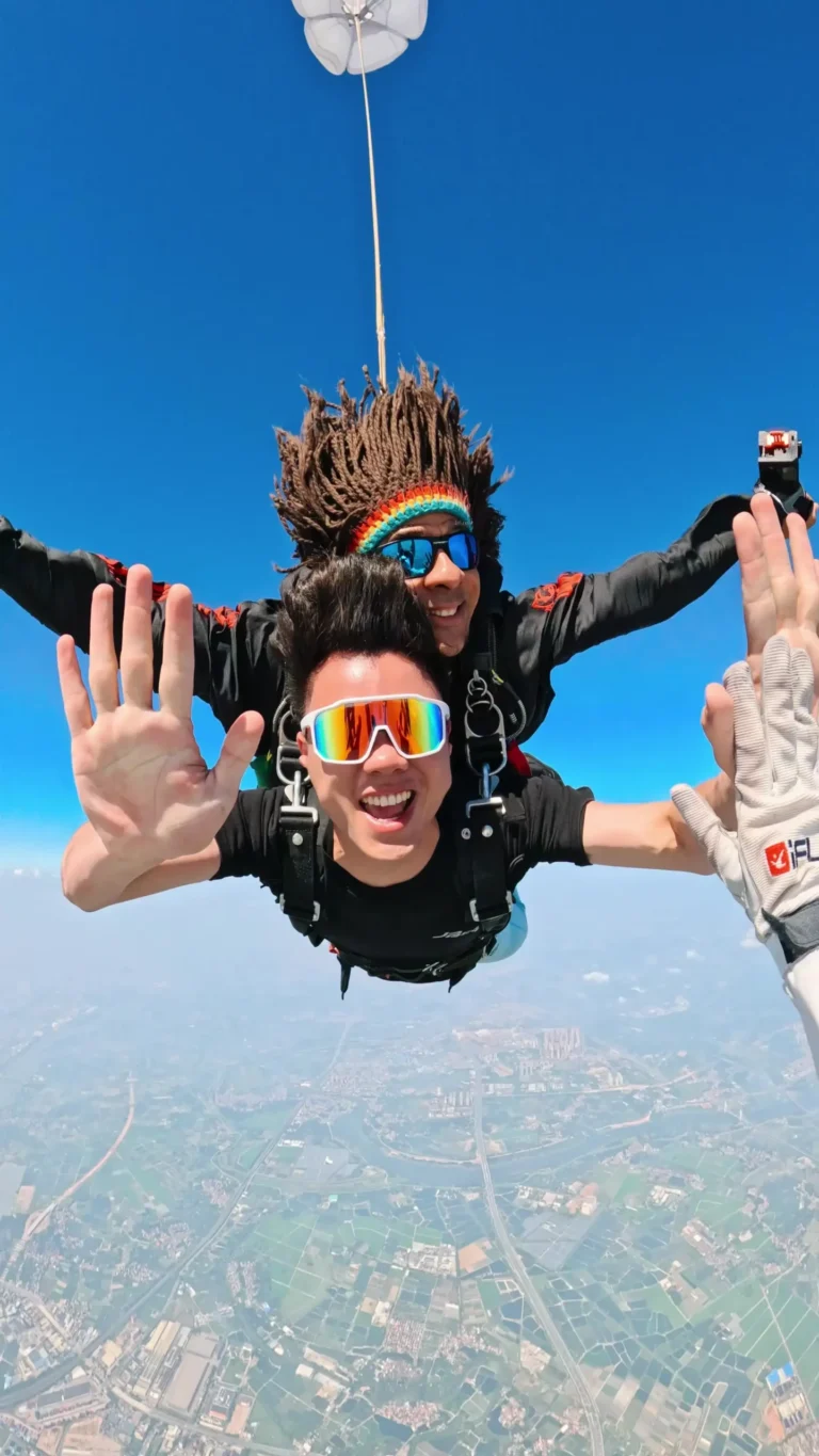 Image of a tandem parachute jump in the SUPER VIP JUMP package.