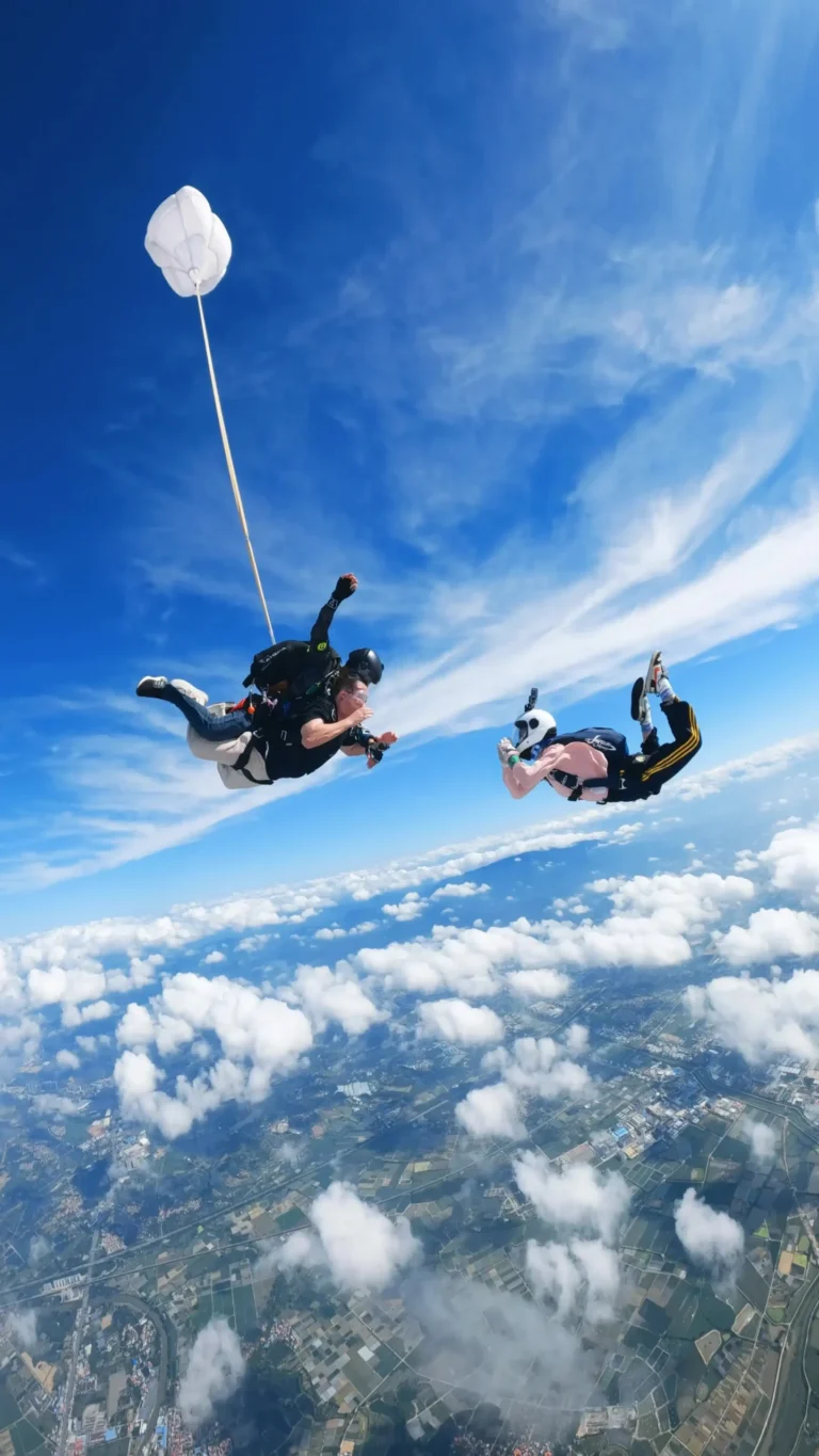 Image of a tandem parachute jump in the MASTER VIP JUMP package.